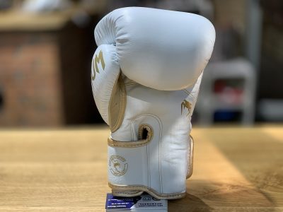 Боксерские перчатки Venum Giant 3.0 Boxing Gloves Белый/Золото(Фото 9)